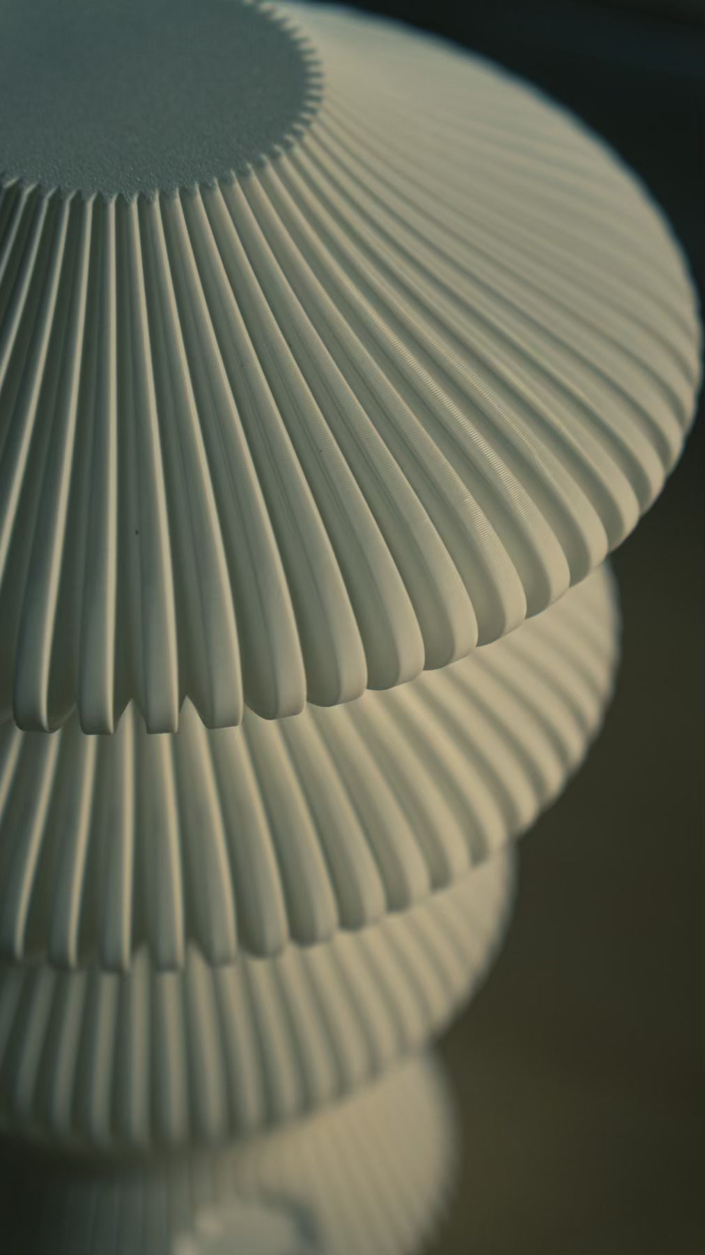 Close detail of the sculpted profile of the Muvèlo Ruvaa Mono White designer table lamp.