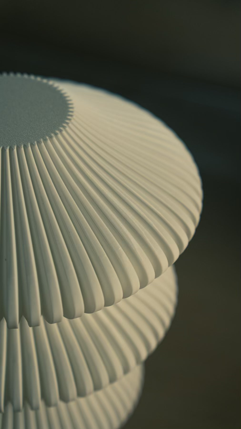 Detailed view of the textured surface on the Muvèlo Ruvaa Mono White rechargeable table lamp.