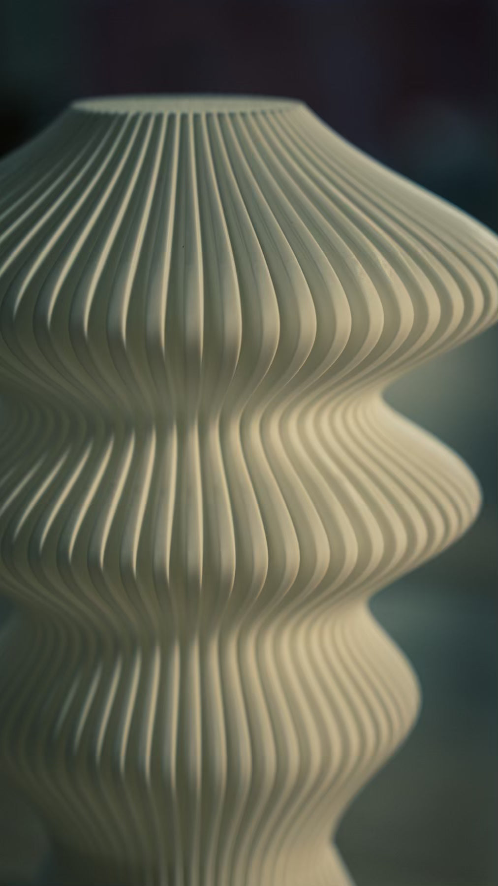 Macro view of the flowing ribs on the Muvèlo Ruvaa Mono White portable ambient lamp.