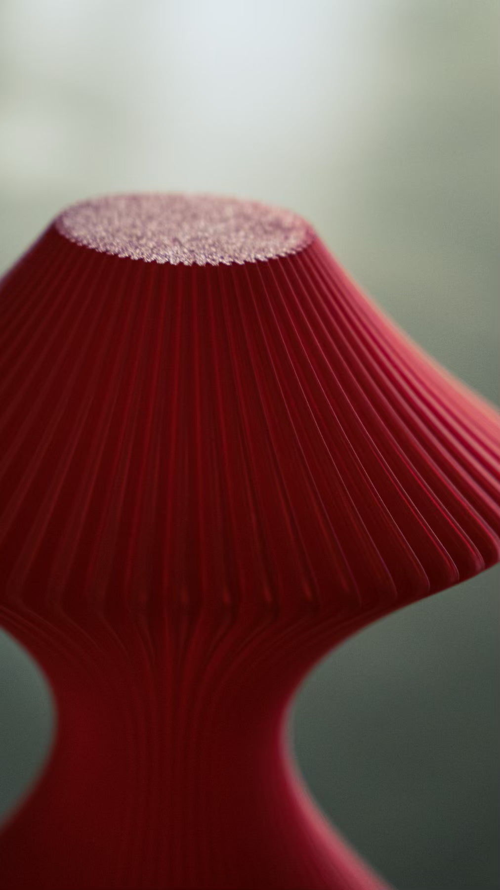 Close detail of the sculpted profile of the Muvèlo Volara Max Red Glass designer table lamp.