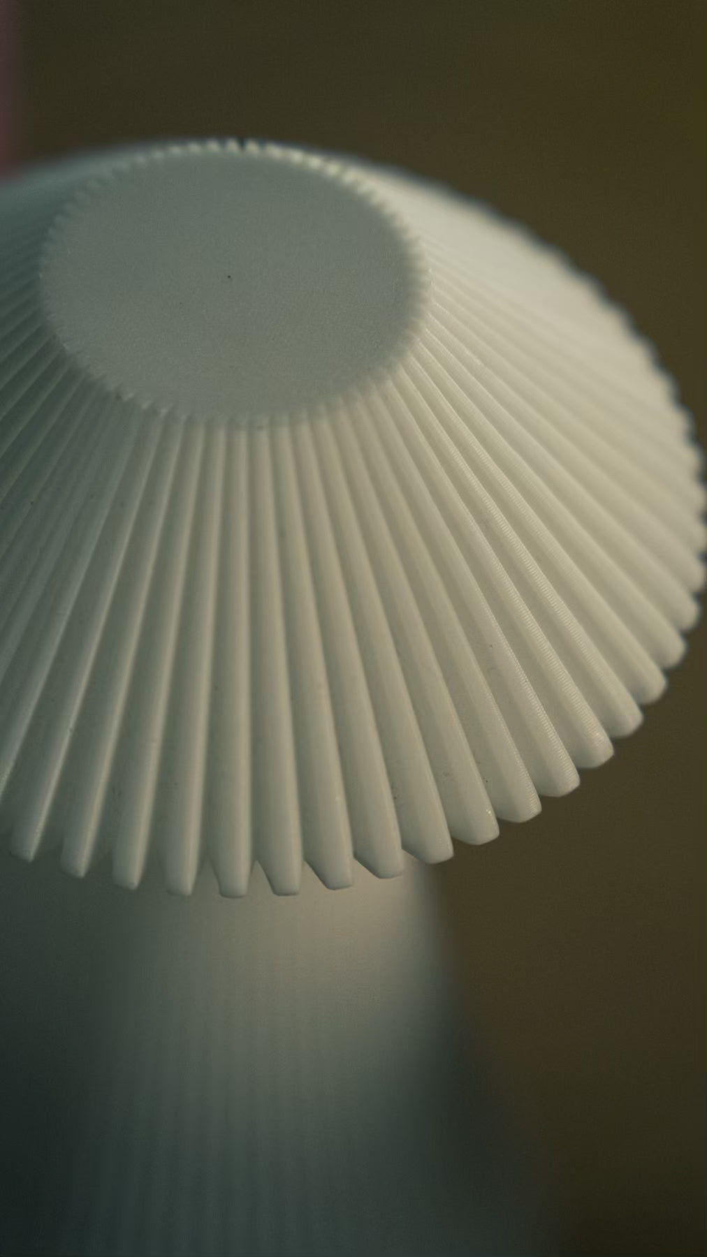 Front view of the Muvèlo Volara White rechargeable table lamp and its flowing textured silhouette.