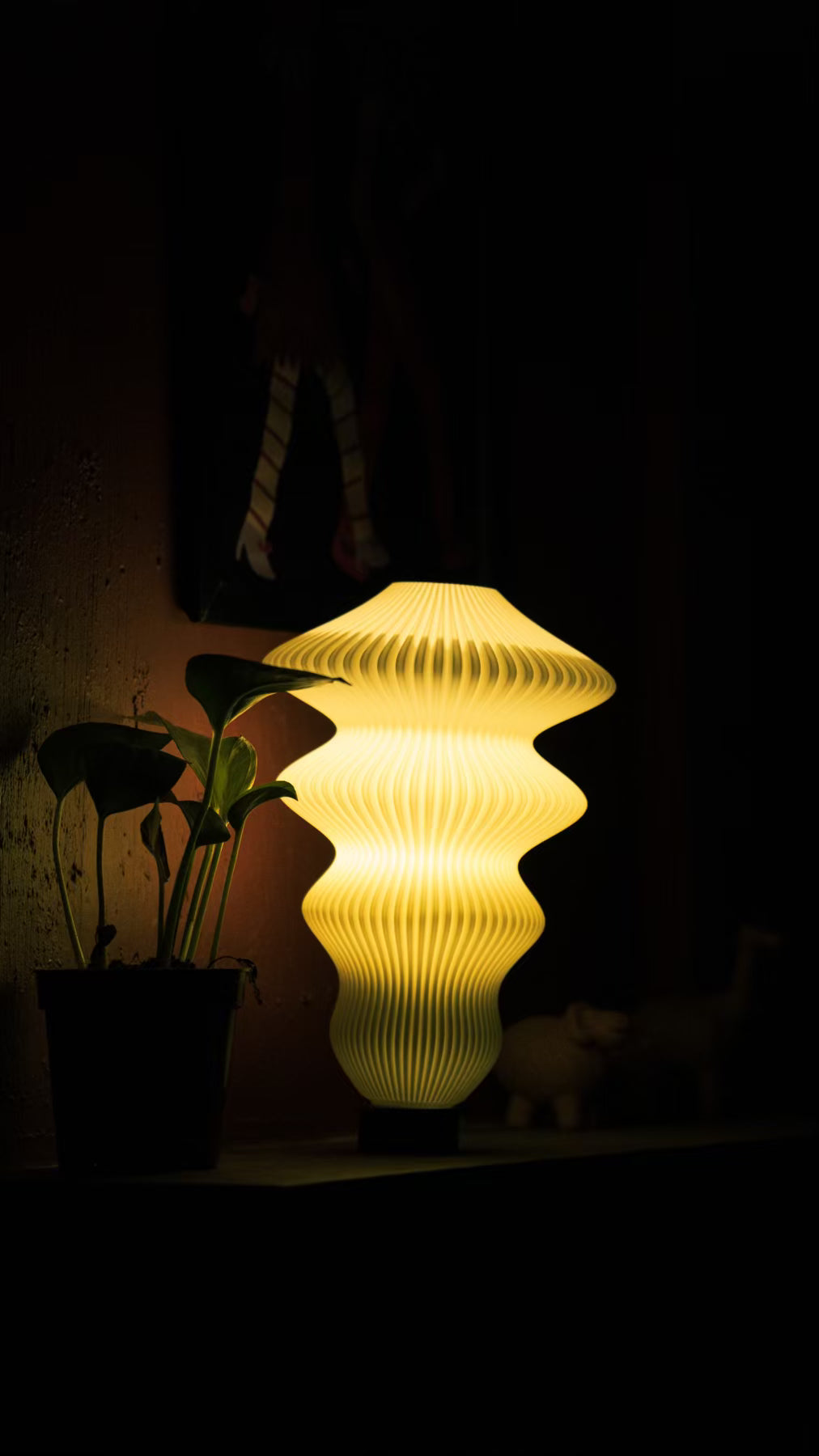 Muvèlo Ruvaa Max White rechargeable table lamp designed for movable warm ambient lighting.