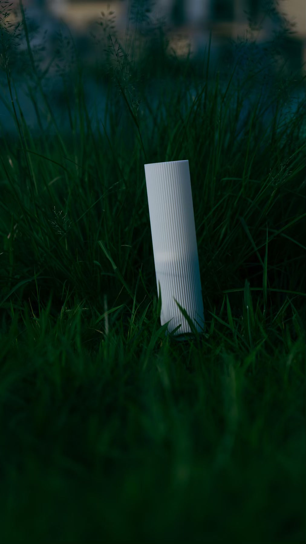 Front view of the Muvèlo Tratto White rechargeable table lamp and its flowing textured silhouette.