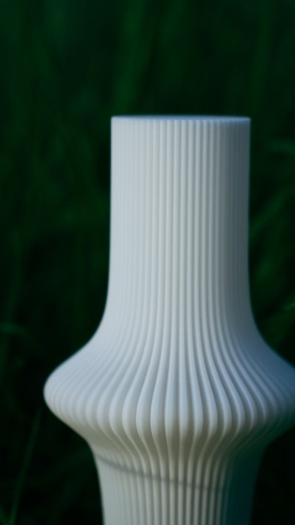 Front view of the Muvèlo Zeya White rechargeable table lamp and its flowing textured silhouette.