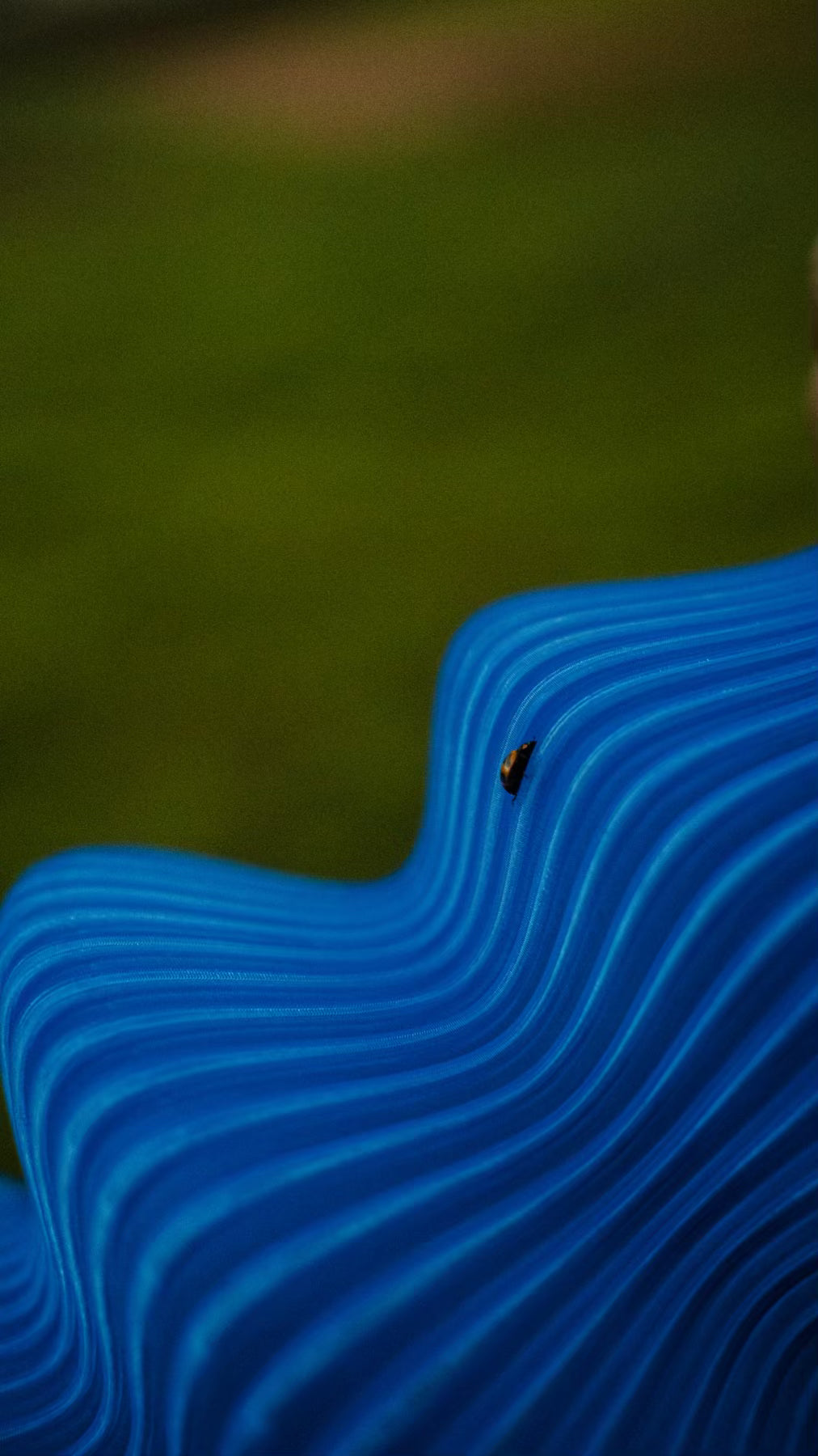 Close-up of the ribbed sculptural form of the Muvèlo Ruvaa Mono Blue portable table lamp.