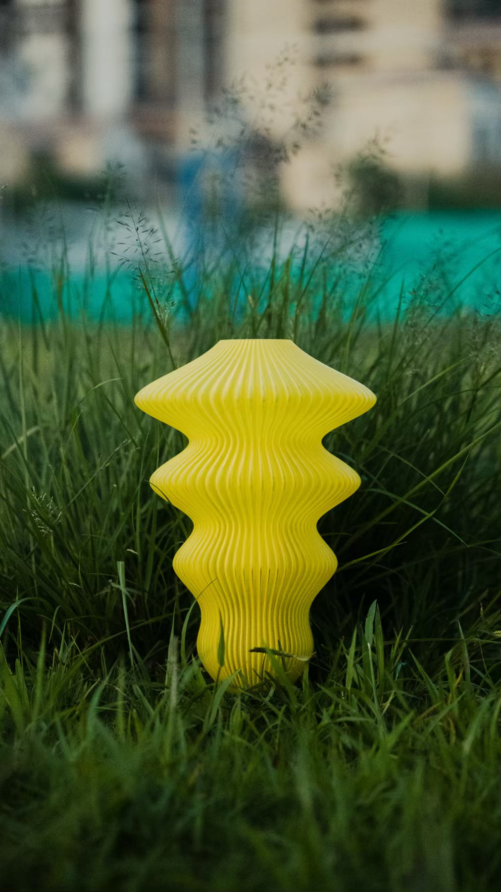 Front view of the Muvèlo Ruvaa Max Yellow rechargeable table lamp and its flowing textured silhouette.