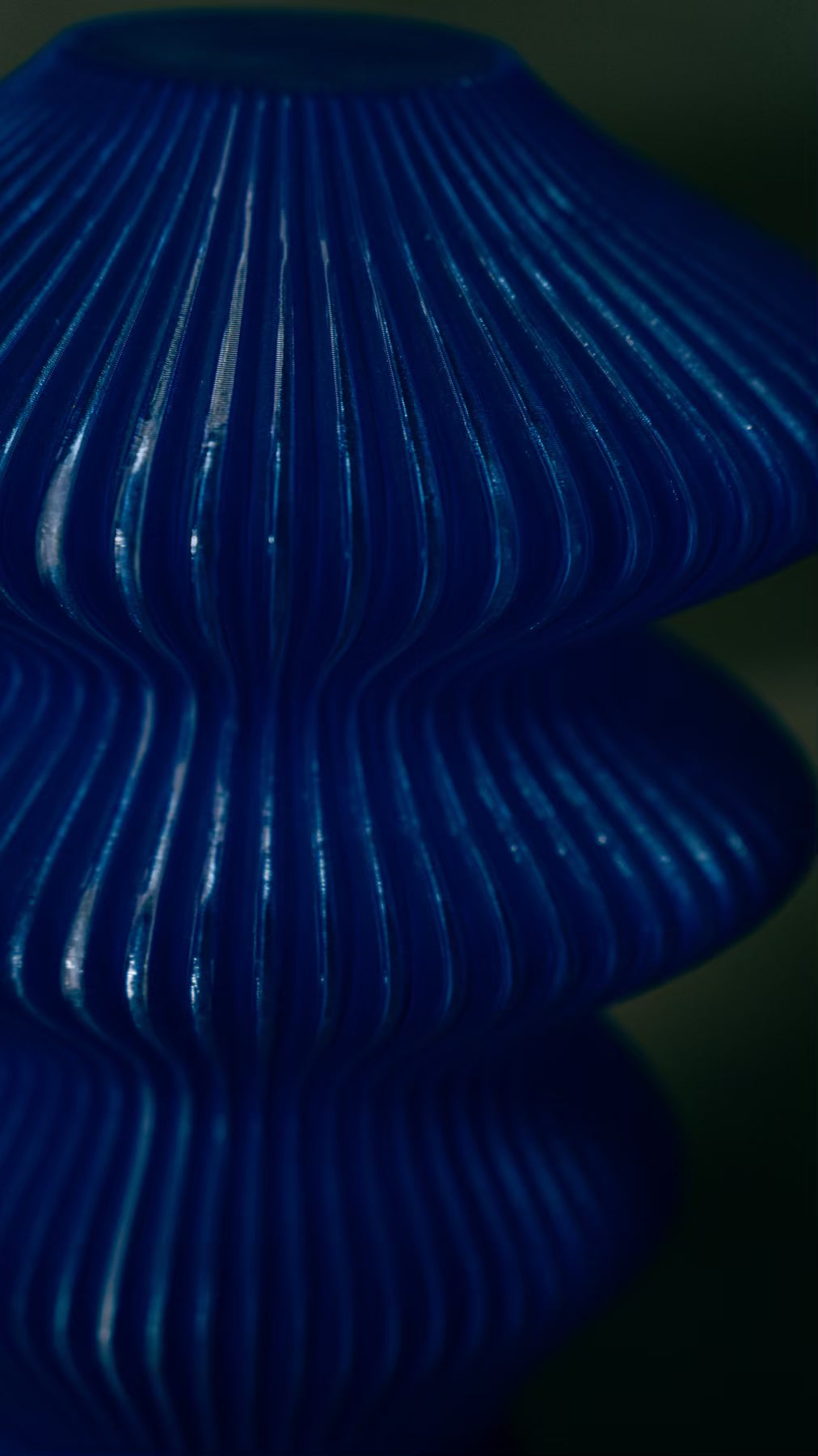 Close detail of the sculpted profile of the Muvèlo Ruvaa Mono Blue designer table lamp.
