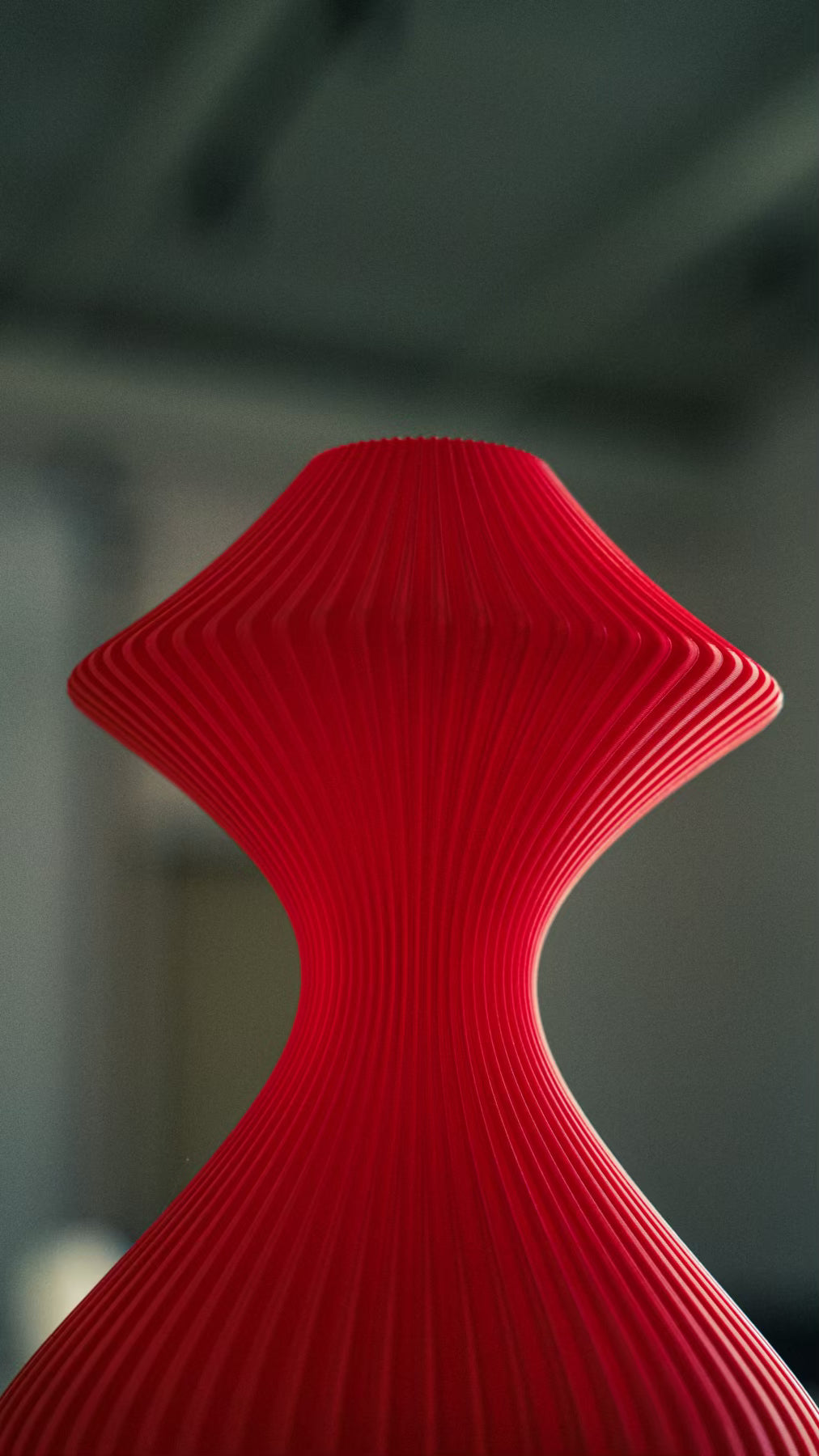 Detailed view of the textured surface on the Muvèlo Volara Max Red Glass rechargeable table lamp.