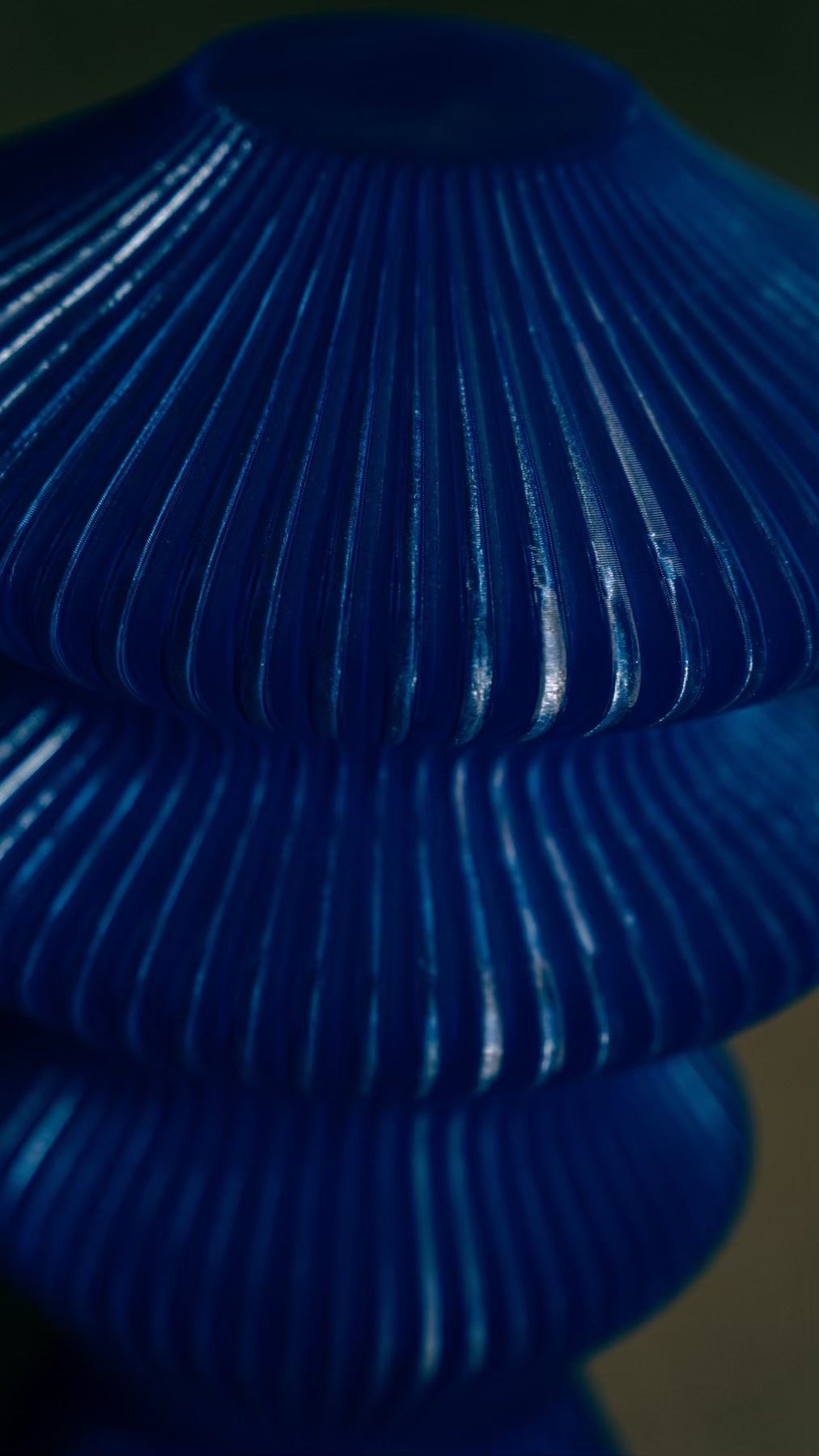 Detailed view of the textured surface on the Muvèlo Ruvaa Mono Blue rechargeable table lamp.