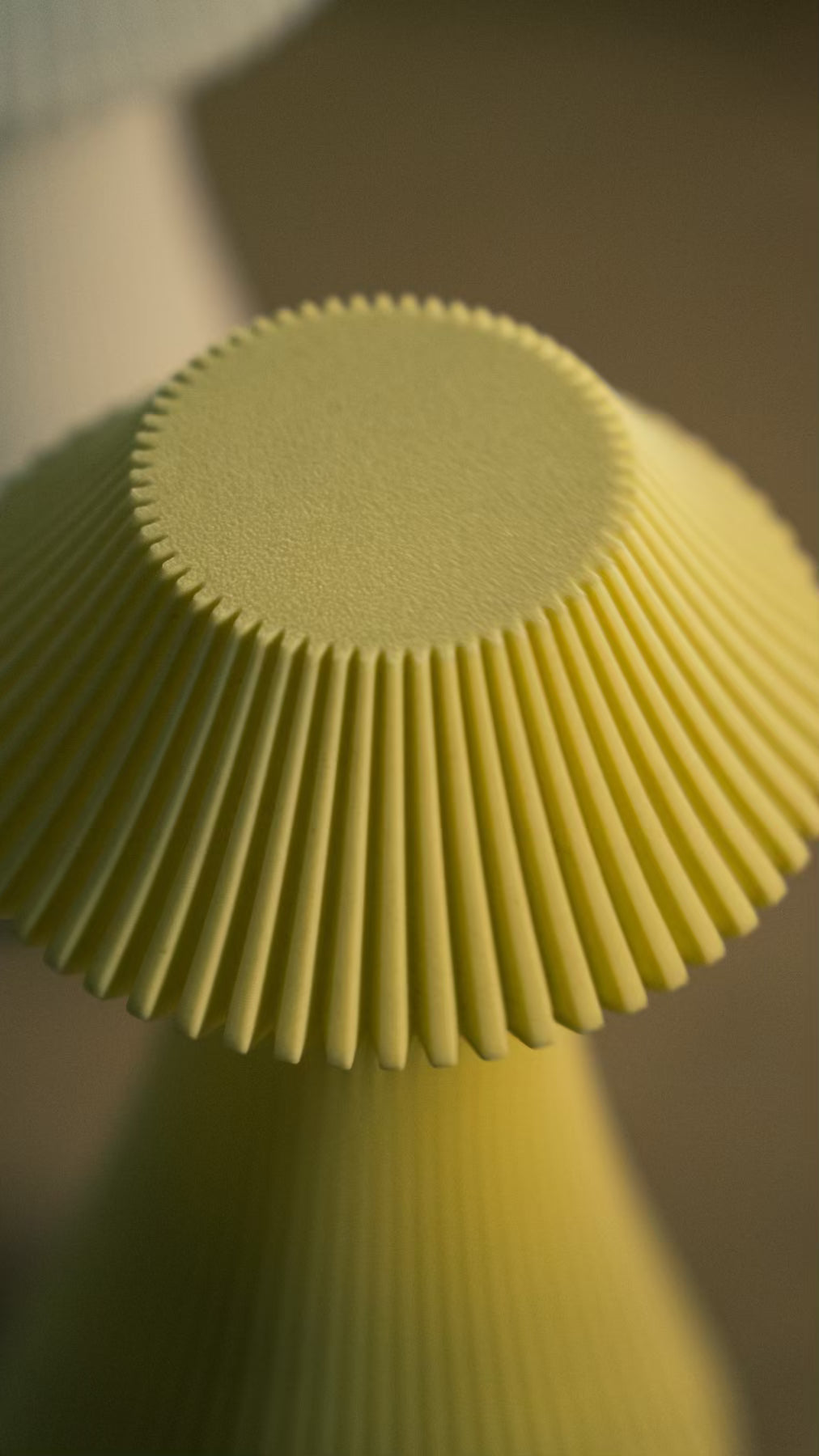 Front view of the Muvèlo Volara Butter rechargeable table lamp and its flowing textured silhouette.