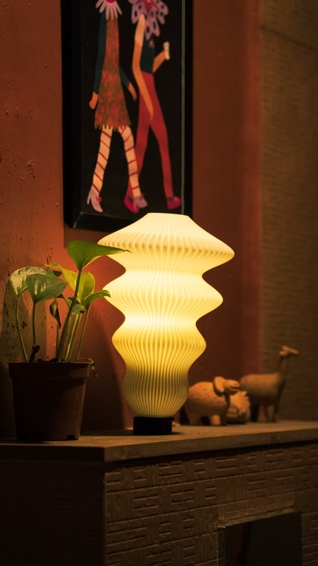 Front view of the Muvèlo Ruvaa Max White rechargeable table lamp and its flowing textured silhouette.