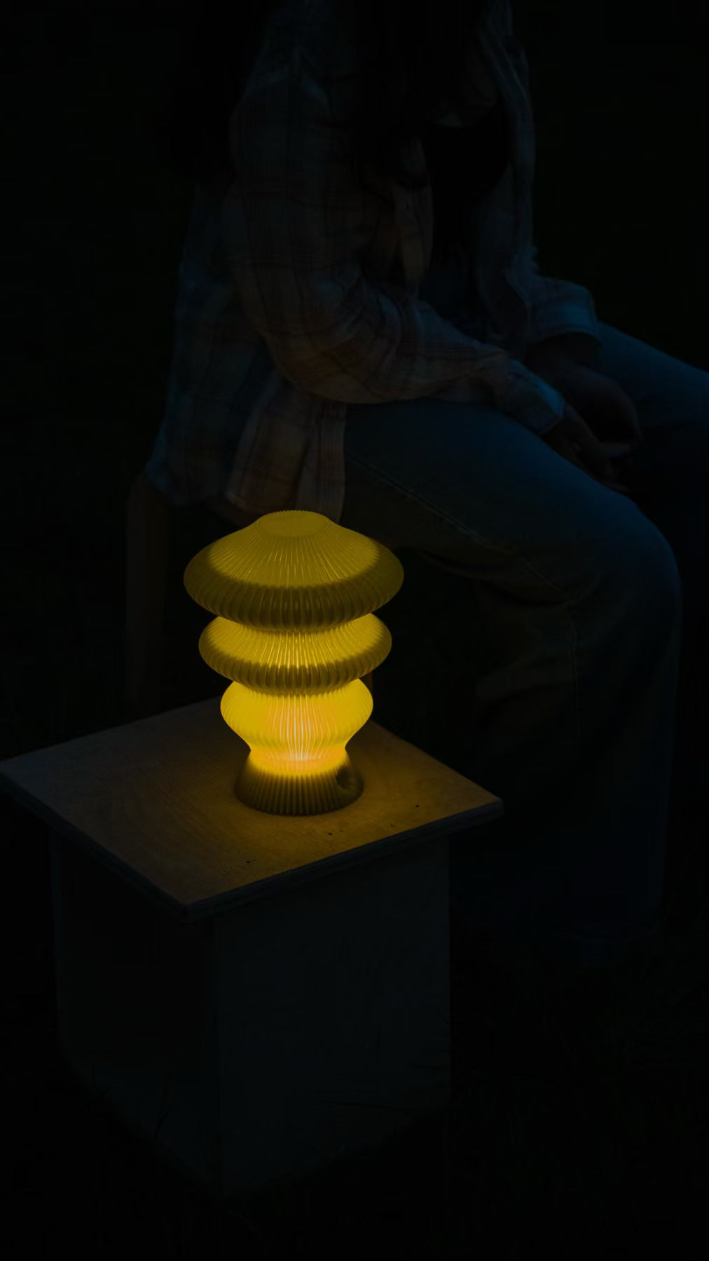 Sculptural profile of the Muvèlo Ruvaa Mono Yellow designer table lamp with a ribbed surface.