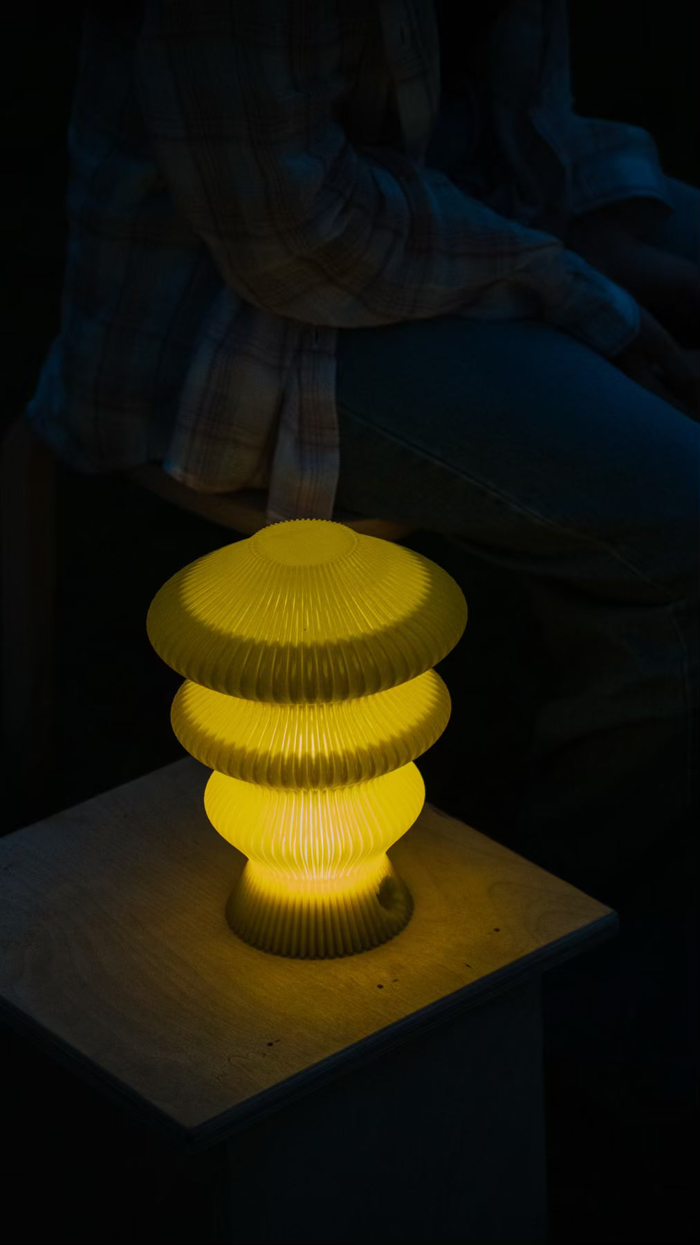 Front view of the Muvèlo Ruvaa Mono Yellow rechargeable table lamp and its flowing textured silhouette.